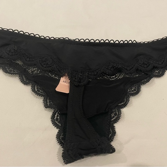 NEW WITH TAGS VICTORIA’S SECRET SIZE XS 2 PK OF TONGS IN BABY PINK AND BLACK - Picture 4 of 8